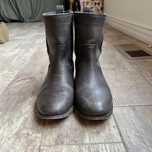 FRYE Womens Cara Short Ankle Boots Smoke - 8.5